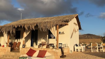 Petit déjeuner, déjeuner et dßner servis sur place, vue sur la mer