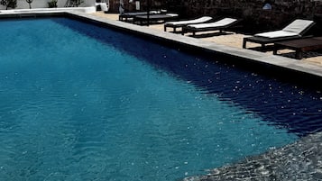 Piscina externa, funciona das 8h às 18h, barracas de cortesia