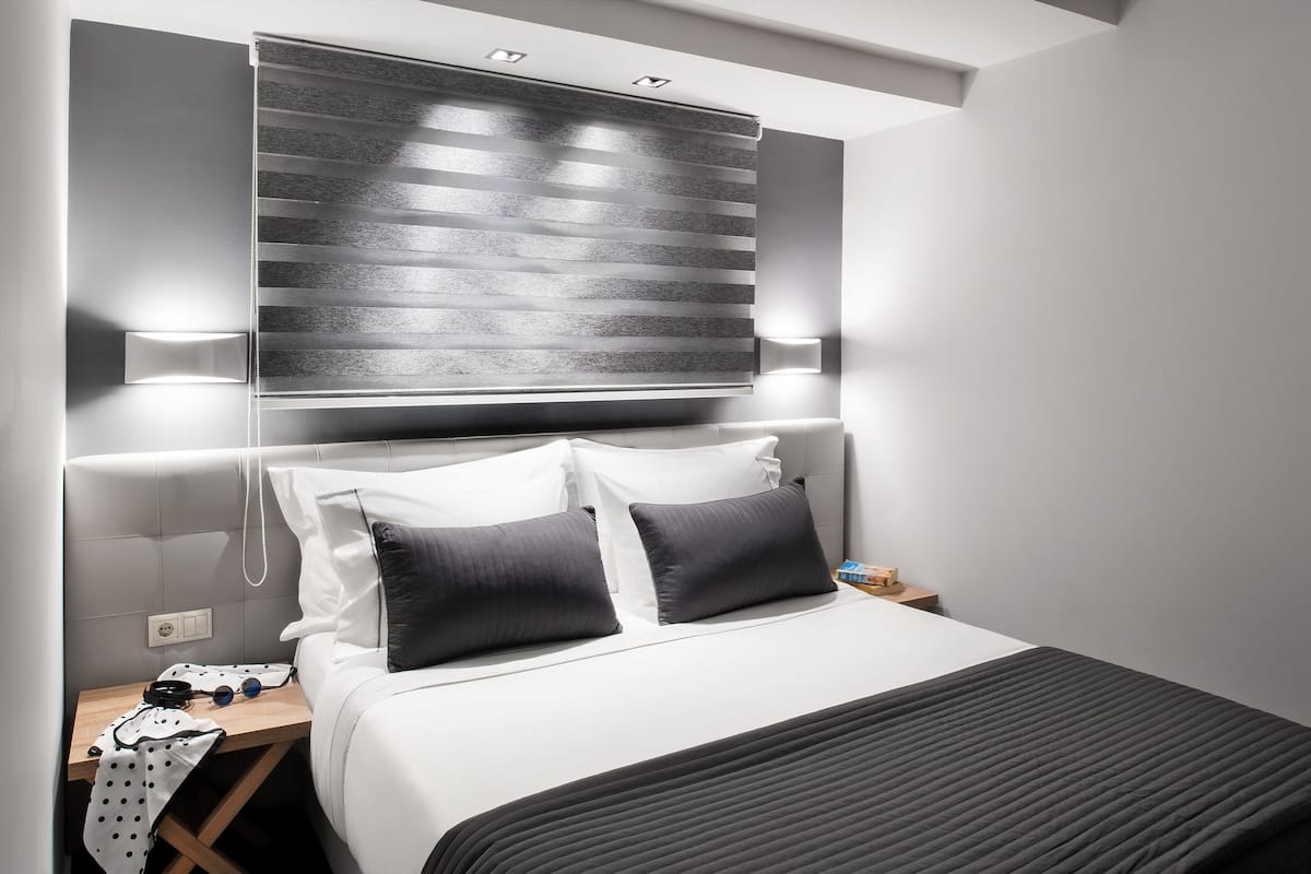 deluxe suite | hypo-allergenic bedding, in-room safe, desk, blackout curtains