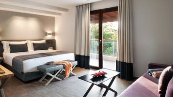 Hypo-allergenic bedding, in-room safe, desk, blackout curtains
