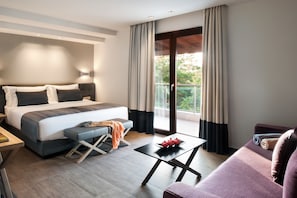 Hypo-allergenic bedding, in-room safe, desk, blackout drapes