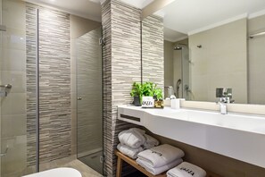 Deluxe Room | Bathroom | Shower, rainfall showerhead, free toiletries, hair dryer - Gkeea Boutique Hotel (Aristotelis)