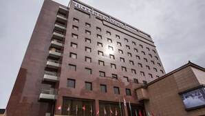 Un immeuble abritant un hôtel à plusieurs étages, sur lequel on peut lire l’inscription « HÔTEL KYUNGNAM ».