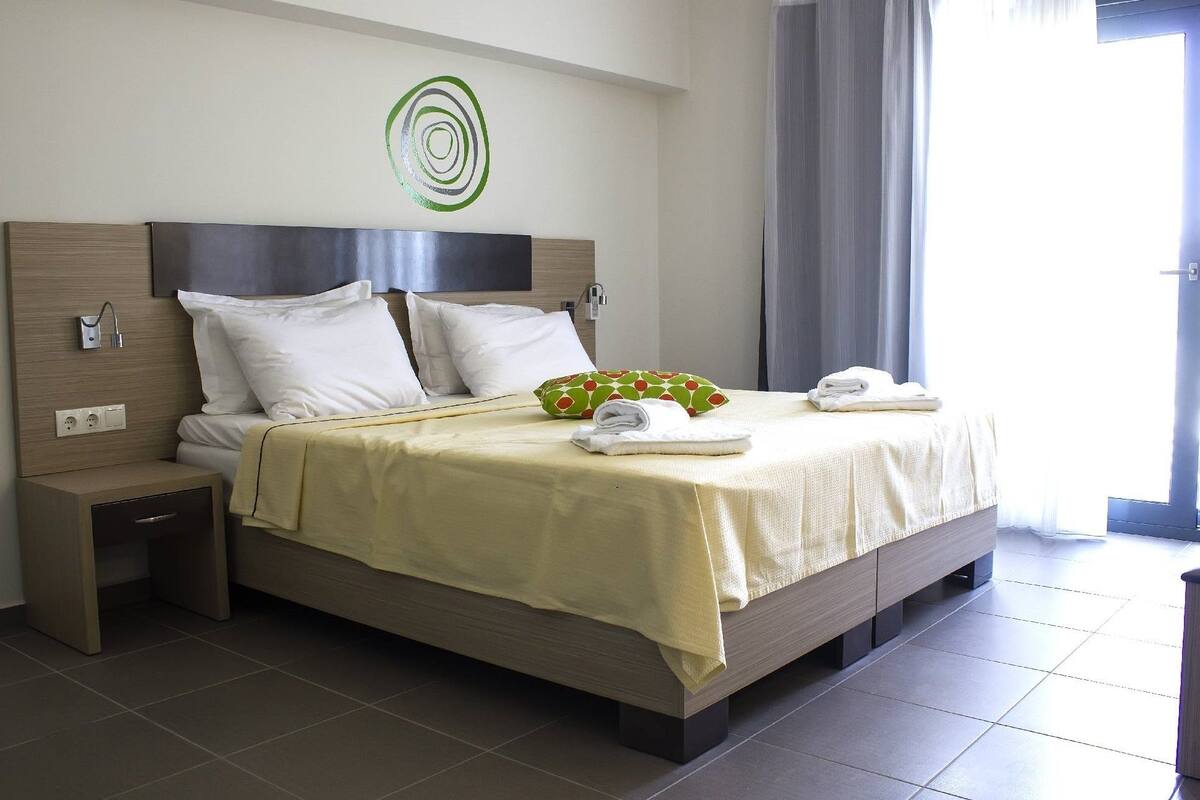 In-room safe, desk, soundproofing, free WiFi