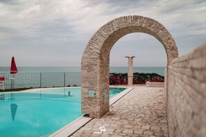 室外游泳池，无边泳池，日光浴躺椅