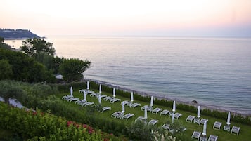 Plage, chaises longues, parasols, bar de plage