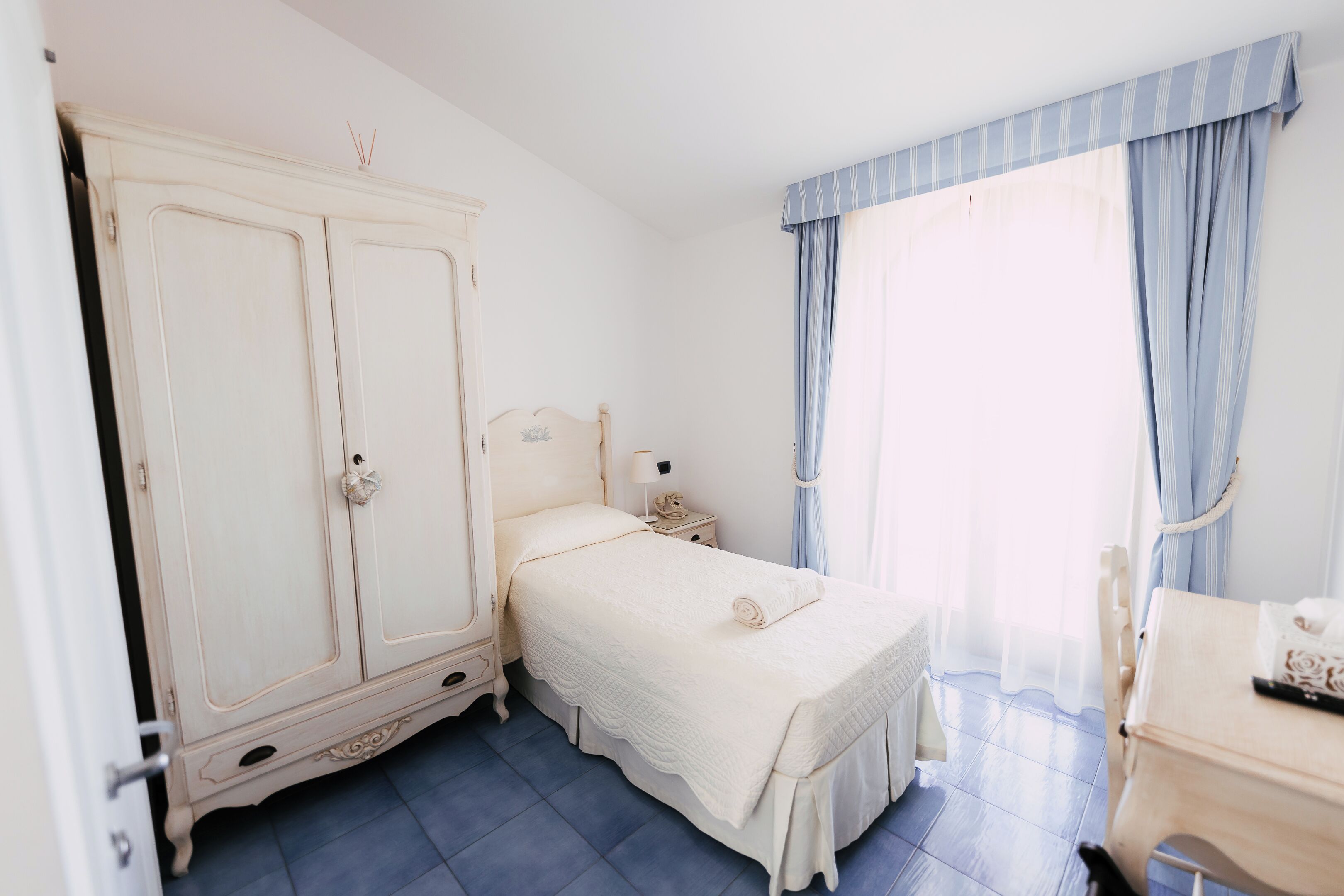 Deluxe Single Room, Non Smoking, Sea View | Premium bedding, minibar, in-room safe, desk
