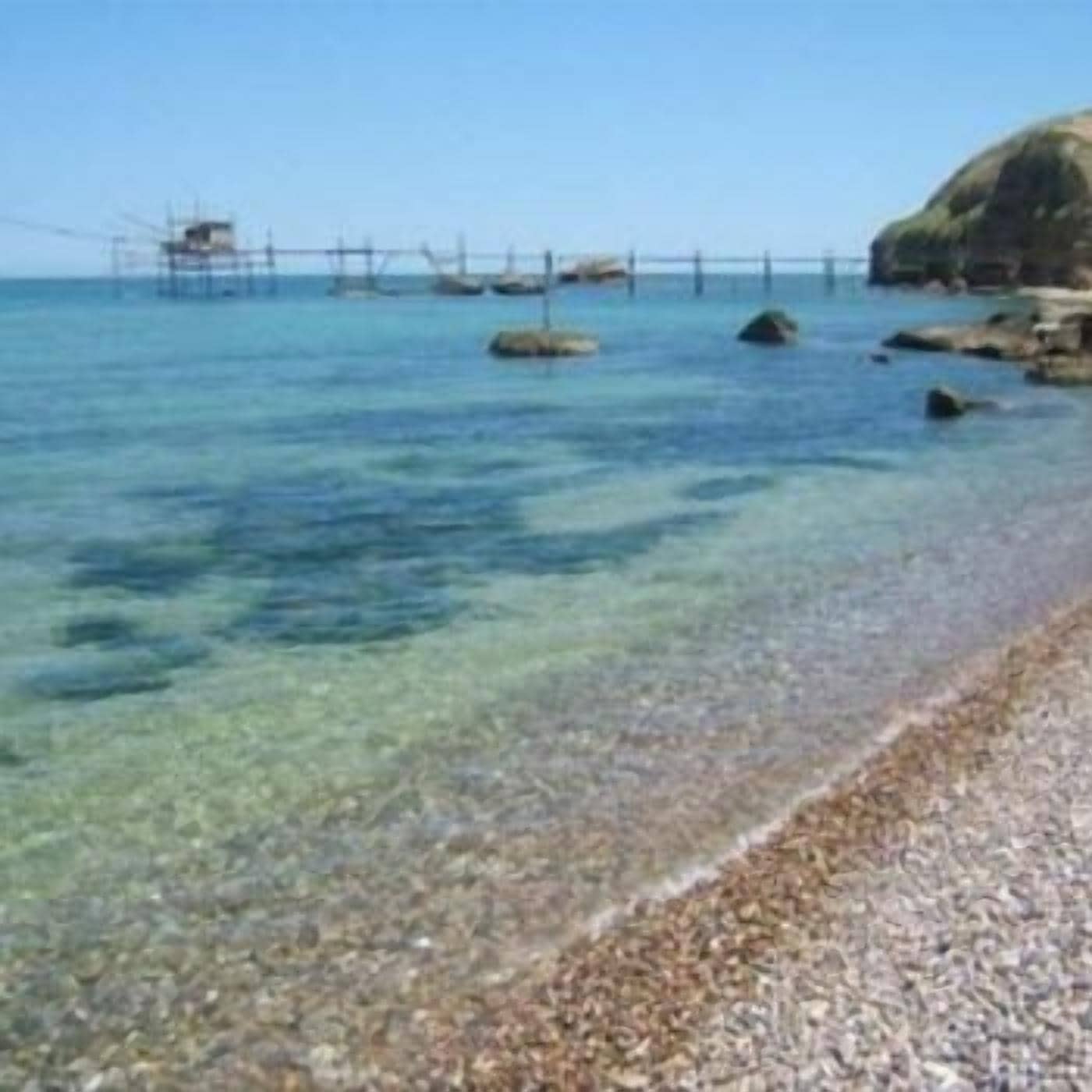 على الشاطئ، كراسي للتشمس، مظلات الشاطئ، بار على الشاطئ