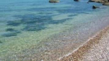 Am Strand, Liegestühle, Sonnenschirme, Strandbar