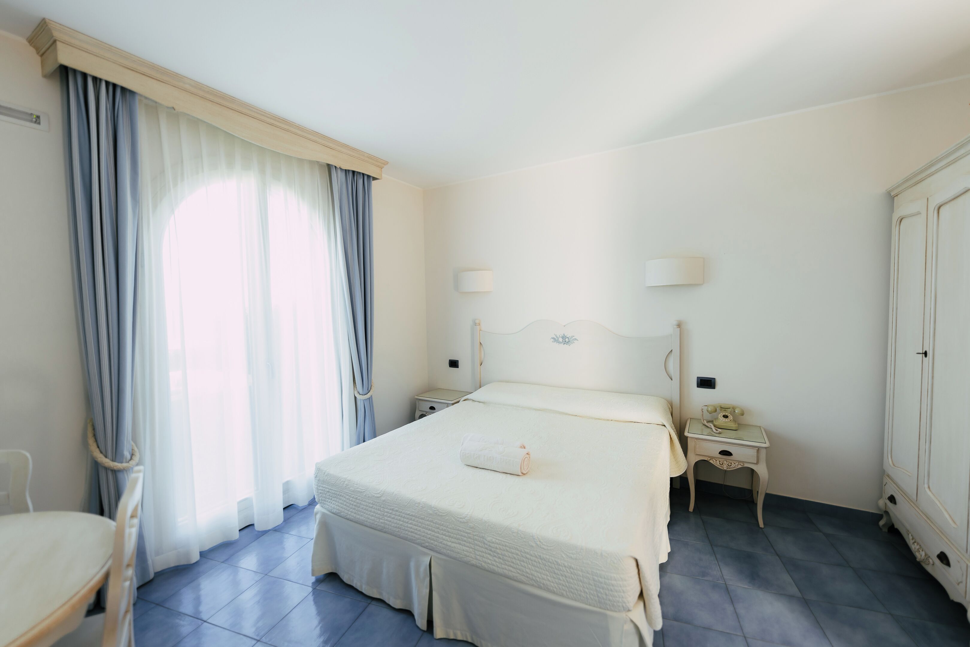 Ylelliset vuodevaatteet, minibaari, tallelokero huoneessa, työpöytä