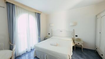 Ylelliset vuodevaatteet, minibaari, tallelokero huoneessa, työpöytä