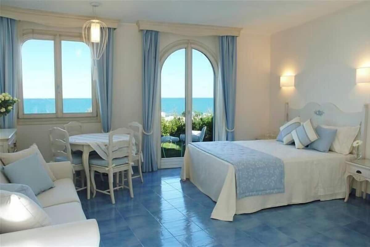 1 bedroom, premium bedding, minibar, in-room safe