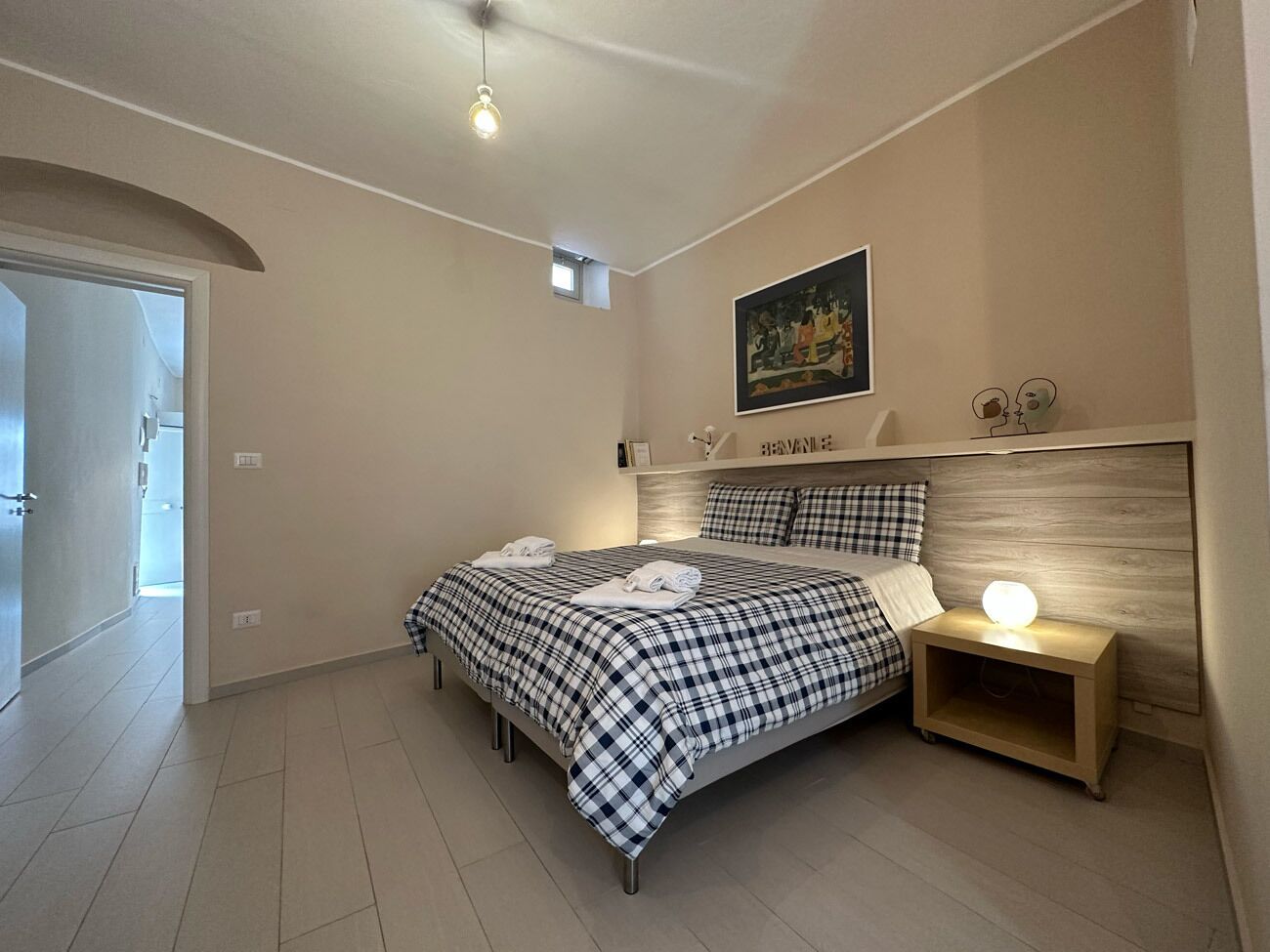 Appartamento, 1 camera da letto | Biancheria da letto di alta qualità, una scrivania, ferro/asse da stiro