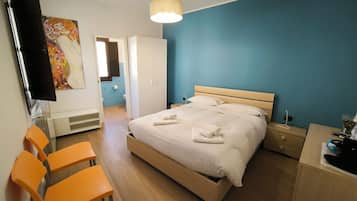 Camera doppia | Biancheria da letto di alta qualità, una scrivania, ferro/asse da stiro