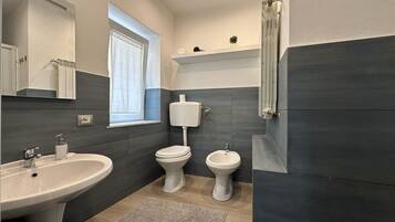 Apartment, 1 Schlafzimmer | Badezimmer | Dusche, kostenlose Toilettenartikel, Haartrockner, Bidet