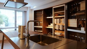 Una cucina moderna con lavello in acciaio inossidabile, mobili in legno e una cantinetta.