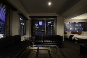 FIFTY-FIVE - Non Smoking | In-room safe, desk, iron/ironing board, free cribs/infant beds