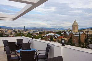 供應早餐、午餐、晚餐；現代歐洲菜