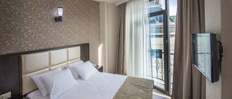 Habitación doble estándar, 1 cama King size | Minibar, caja de seguridad en la habitación y escritorio