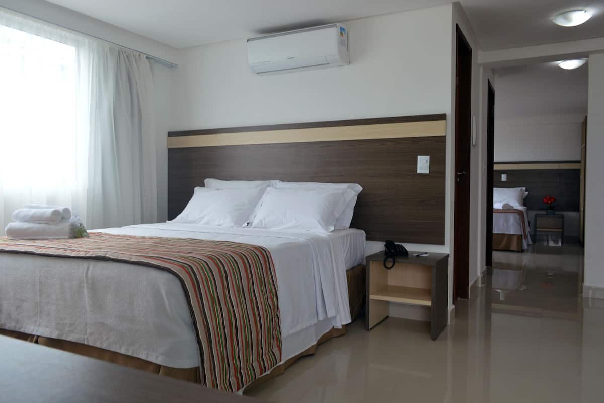 Een minibar, een bureau, gratis wifi, beddengoed
