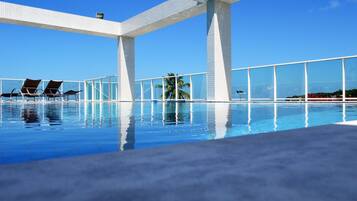 Piscina externa, espreguiçadeiras