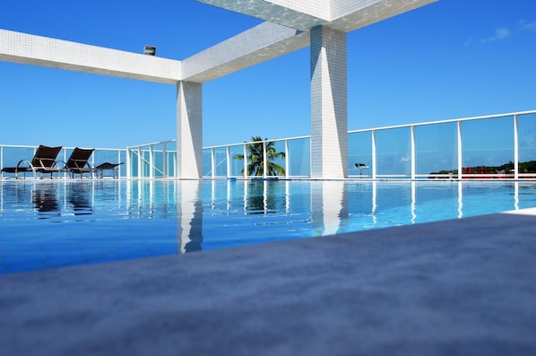 Piscina externa, espreguiçadeiras