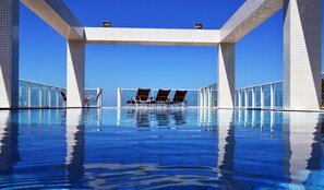 Piscina all'aperto, lettini
