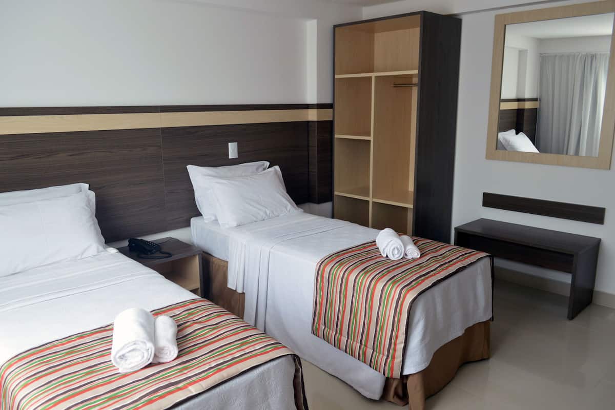 Een minibar, een bureau, gratis wifi, beddengoed