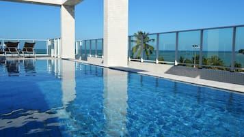 室外游泳池,提供日光浴躺椅