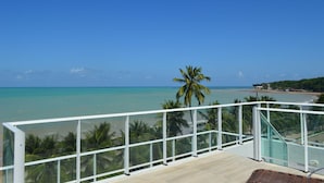 A balcony with a view of a beach and ocean. - Val Atlantic Hotel (João Pessoa)