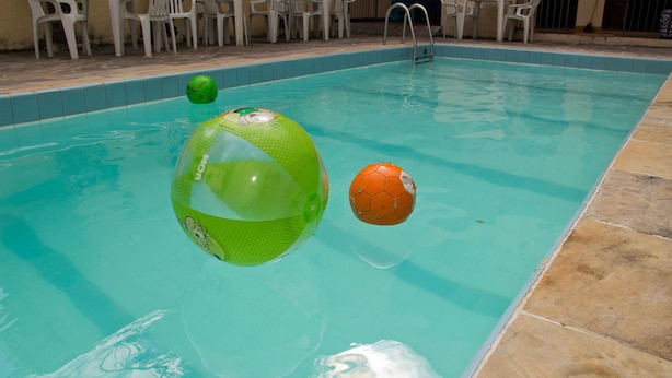 Outdoor pool - Quintal do Maracana Hostel (Rio de Janeiro)