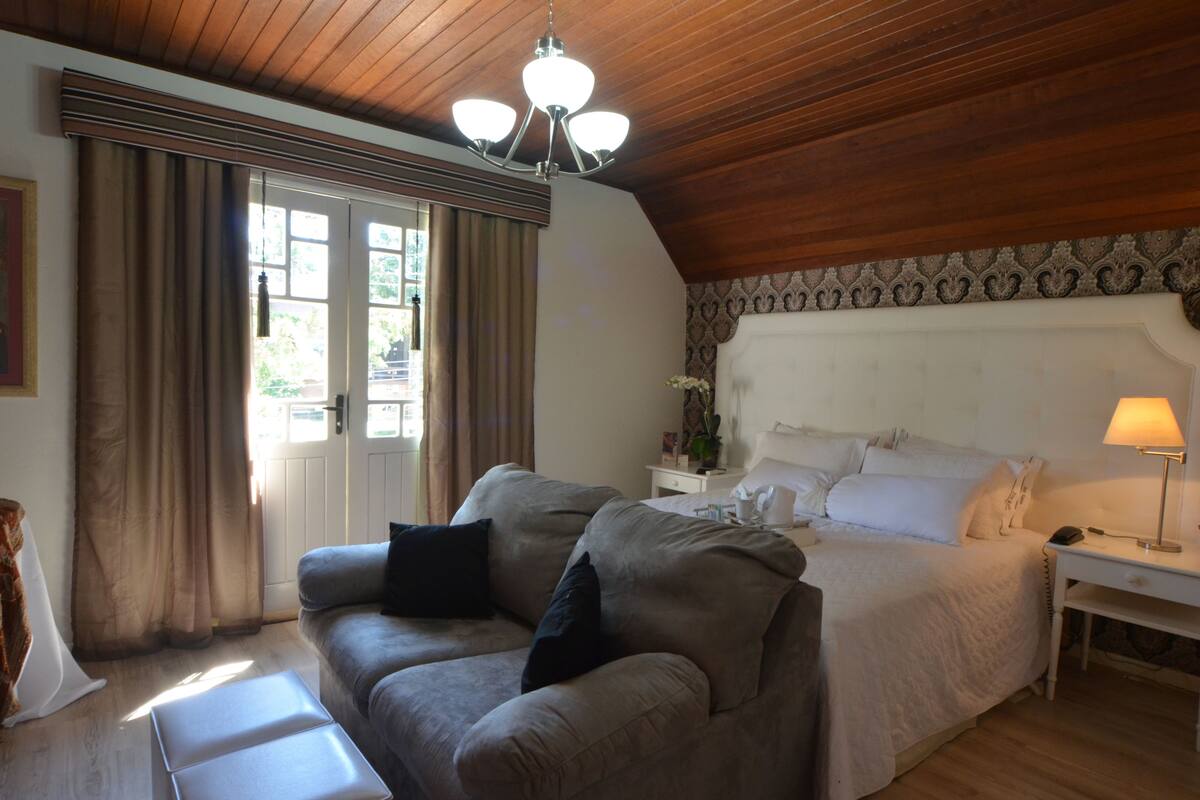 Minibar, caja de seguridad en la habitación y decoración personalizada