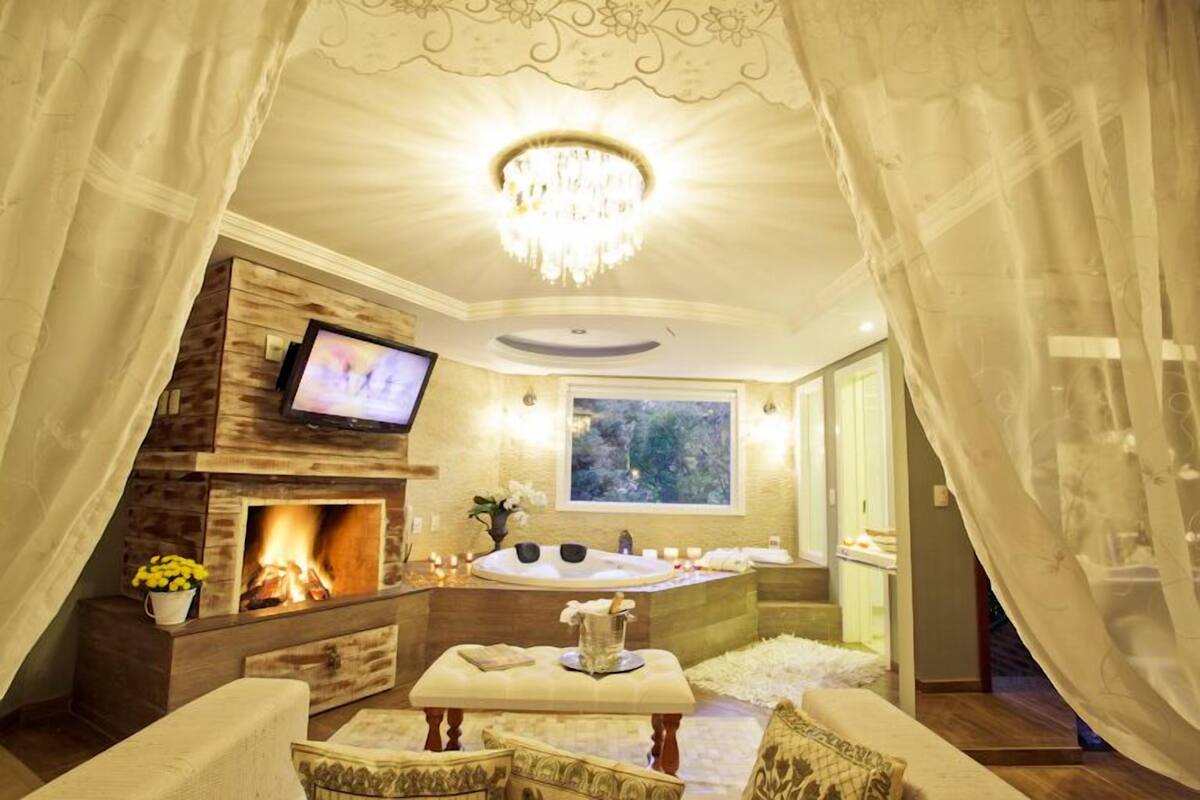 Minibar, caja de seguridad en la habitación y decoración personalizada