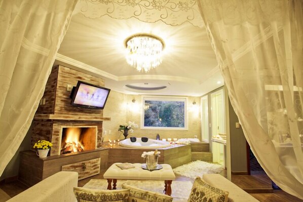 Minibar, caja de seguridad en la habitación y decoración personalizada 