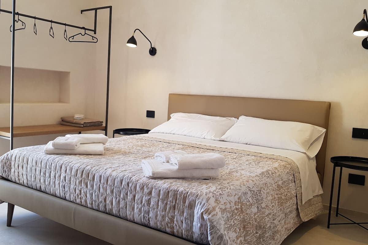 Luxe suite | Italiaanse Frette-lakens, donzen dekbedden, een minibar