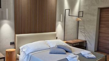 Quarto casal | Lençóis italianos Frette, edredons de pluma, frigobar