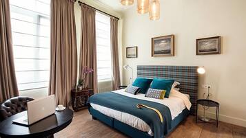 Phòng đôi Deluxe | Bộ đồ giường cao cấp, nệm cao su hoạt tính (memory foam), bàn