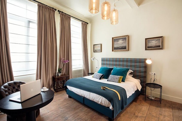 Deluxe tweepersoonskamer | Luxe beddengoed, bedden met traagschuimmatrassen, een bureau