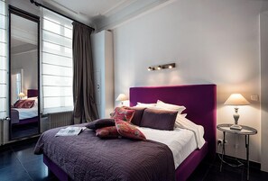 Kamar Double Superior | Seprai premium, busa memori, meja kerja, dan tirai kedap cahaya