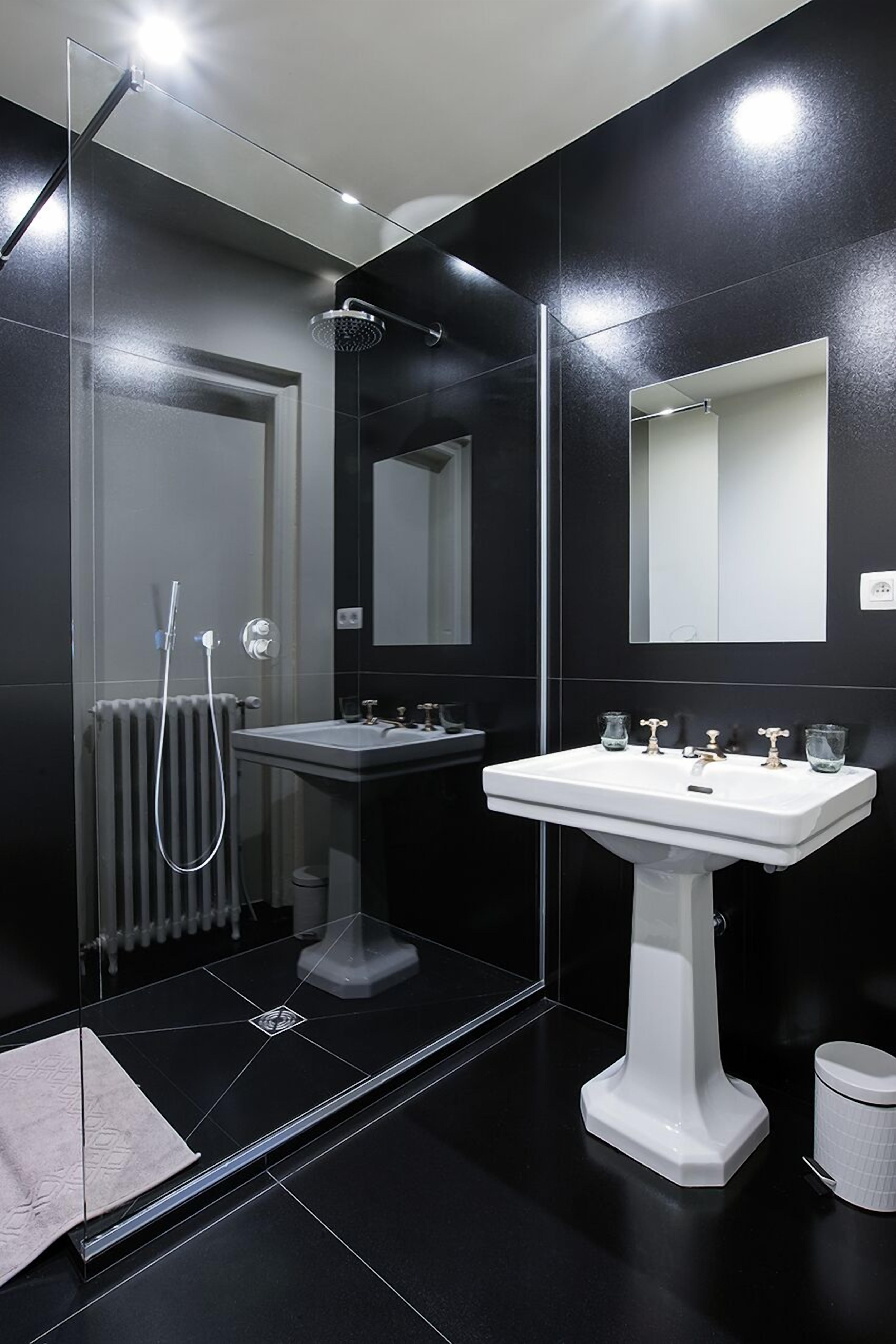 deluxe double room | bathroom shower