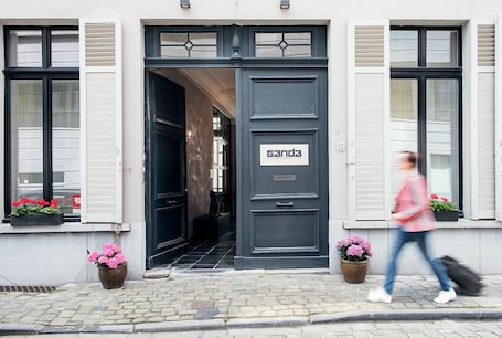 Fachada de la propiedad. Ganda Rooms & Suites