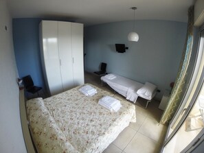 Triple Room | Premium bedding, desk, soundproofing, free WiFi - B&B Via Gallipoli (Alezio)