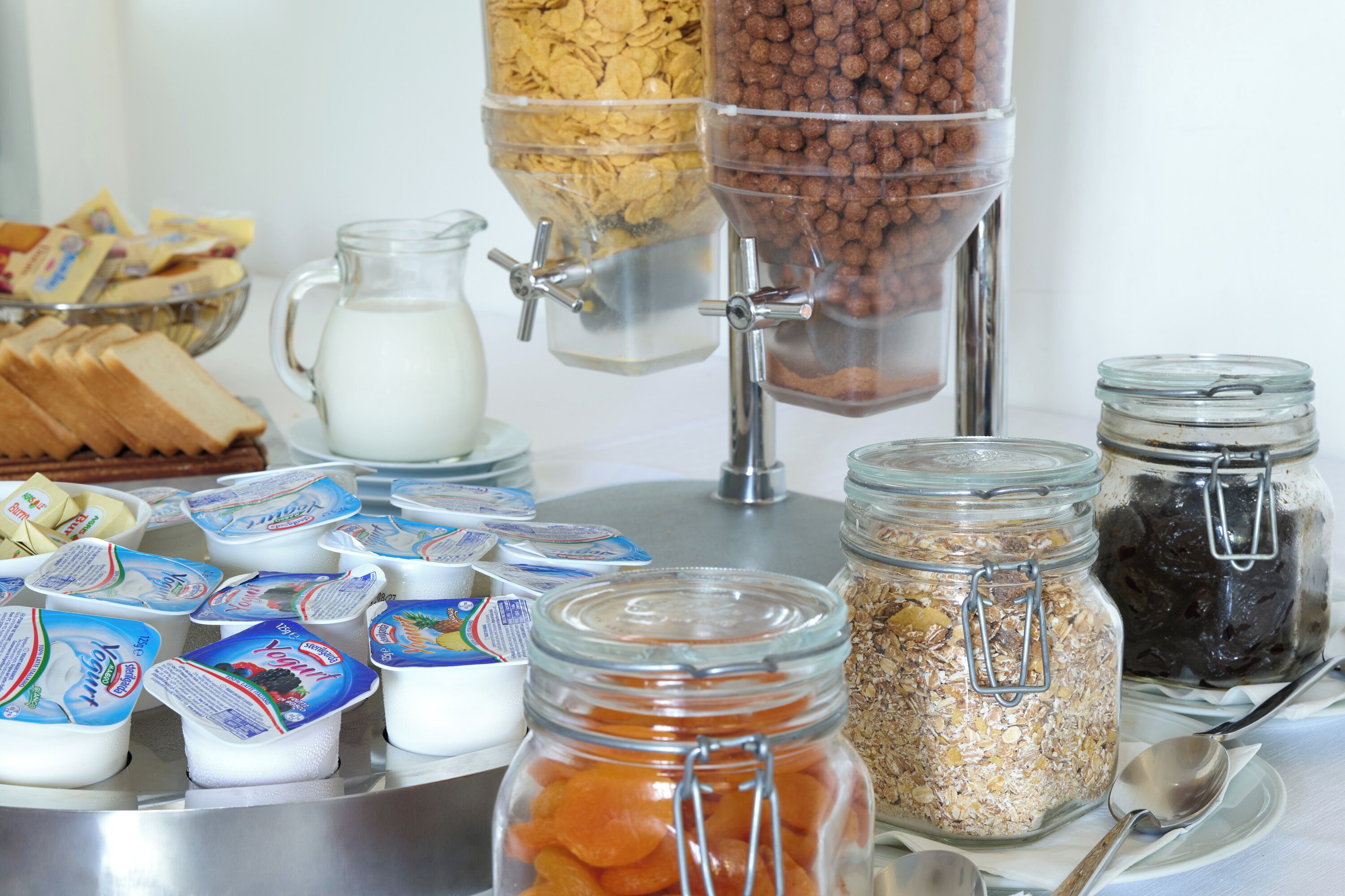 Ein reichhaltiges Frühstücksbuffet mit verschiedenen Speisen und Behältern.