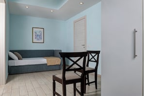 Minibar, in-room safe, desk, blackout curtains - Sea Breeze Residence  (Massa Lubrense)
