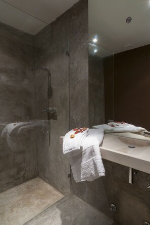 Suite (Queen) | Salle de bain | Ensemble baignoire-douche, baignoire profonde