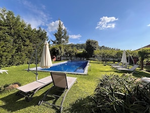 Kolam renang outdoor, dengan payung kolam renang dan kursi berjemur