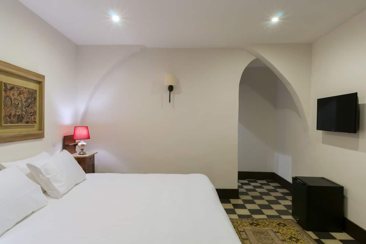 Suite (Queen) | Premium bedding, minibar, in-room safe, soundproofing