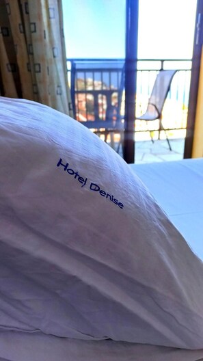 Un almohadón con la leyenda 'Hotel Denise', indicando el nombre del hotel.
