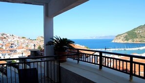 Habitación triple, vista al mar | Terraza o patio
