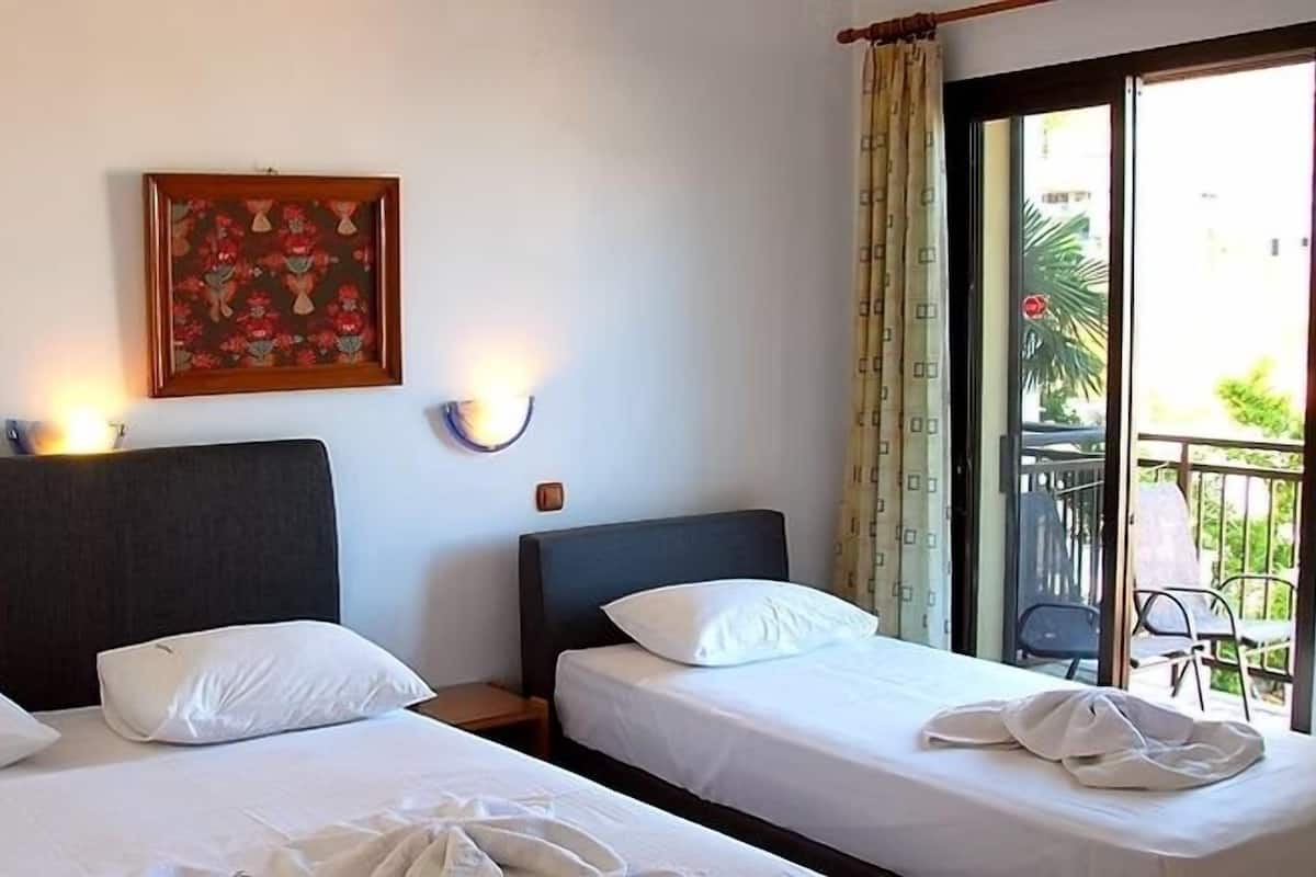 Triple Room, Sea View | In-room safe, cribs (free), WiFi (free)